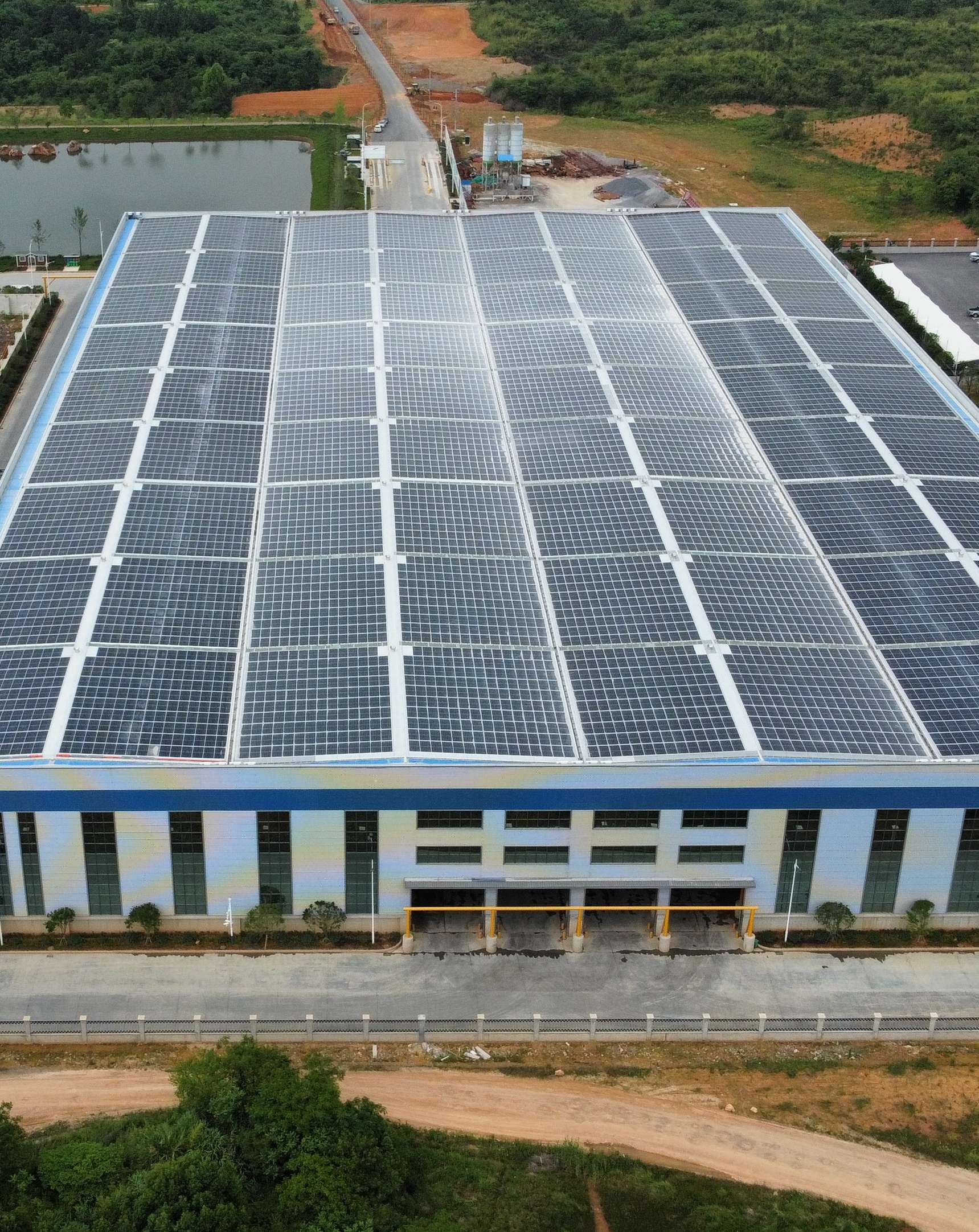 2022年4月，安徽池州汇成物资4MW光伏发电BIPV项目，年发电约400万度，满足约40%用电需求.jpg